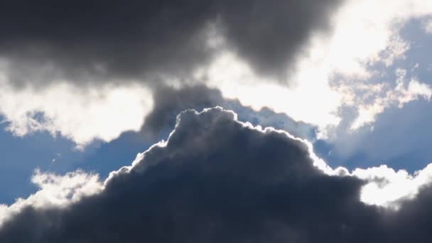 Разрыв Между Освещенными Облаками Движущимися Небу Краем Света — стоковое видео