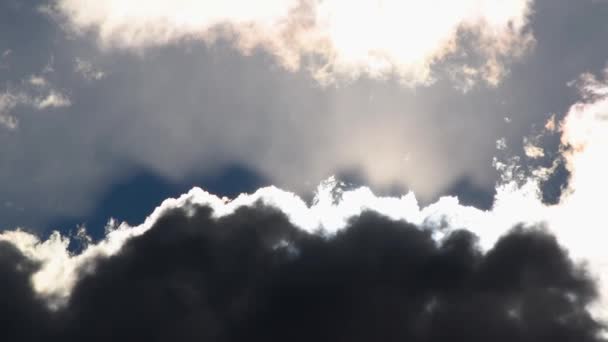 Разрыв Между Освещенными Облаками Движущимися Небу Краем Света — стоковое видео