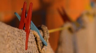 Çamaşır mandalları ve çamaşır ipiyle kuruyan, rüzgarda sallanırken ev işleri ve ev eşyaları.
