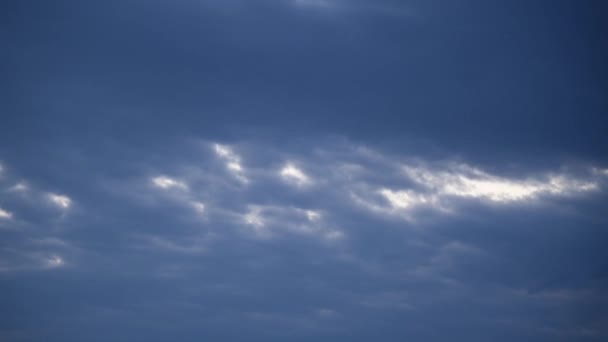 Alacakaranlıkta Hareket Eden Koyu Mavi Bulutlar Kapanan Yarıklar Gün Işığı — Stok video