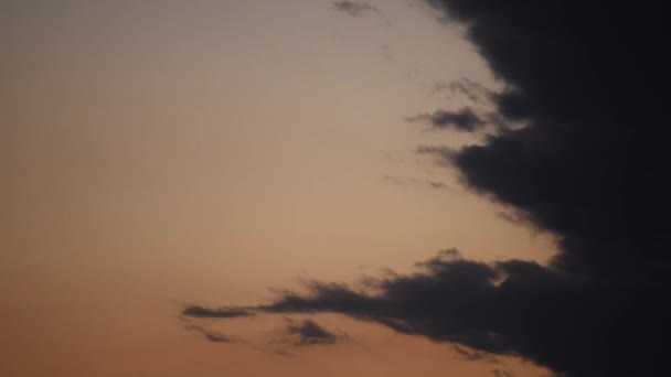 Waktu Selang Awan Gelap Tepi Lenyap Terhadap Langit Oranye Senja — Stok Video
