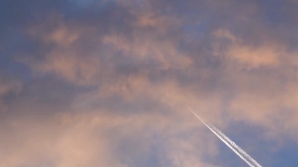 Avión Jet Avión Volar Alto Cielo Detrás Las Nubes Dejando — Vídeos de Stock