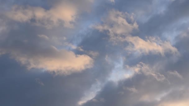 積乱雲の下で形成される小さなパフィー積雲と日没の夜に空を通過 — ストック動画