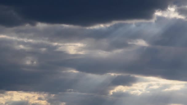 Солнечный Луч Солнечные Лучи Воздухе Темно Голубыми Облаками Духовная Концепция — стоковое видео