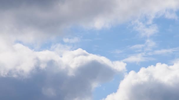 雲の2つの層 ダイナミックな明るい積雲と高度雲が空を横切って反対方向に動いています — ストック動画