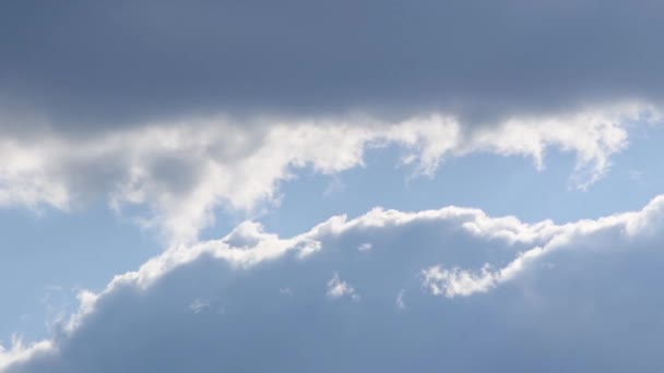 積雲の端が近くで蒸発し 青い空に対して大気中のダイナミックな雲の時間の経過 — ストック動画
