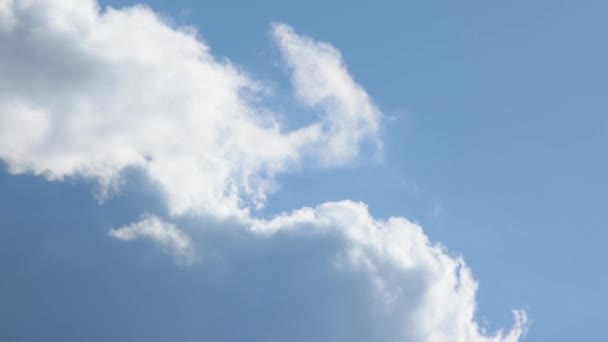 大気中の天気の変化により 明るい雲は青い空に向かって動き 分散します — ストック動画