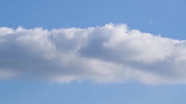 積雲が青い空を横切って左から右へ 天気の良い日に移動する — ストック動画