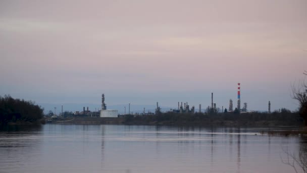 Refinaria Petróleo Costa Rio Sava Brod Durante Anoitecer Indústria Petroquímica — Vídeo de Stock