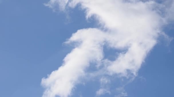 青い空を横切って動くふわふわの白い雲 — ストック動画