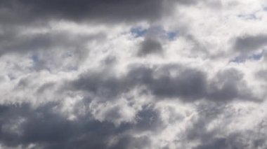 Gökyüzünde hareket eden bulutları kapat - atmosferdeki hava değişimi