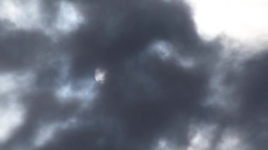 Güneş hareketli kara bulutların ardında