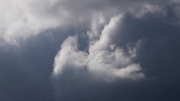 Närbild Dramatiska Virvelmoln Rör Sig Atmosfären Stormiga Väderförhållanden — Stockvideo