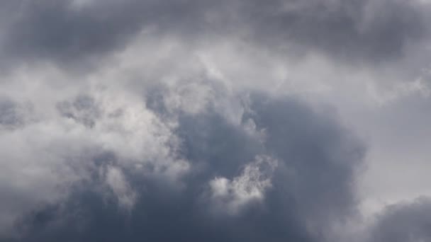 Sluiten Dramatische Wervelende Wolken Bewegen Atmosfeer Stormachtige Weersomstandigheden — Stockvideo