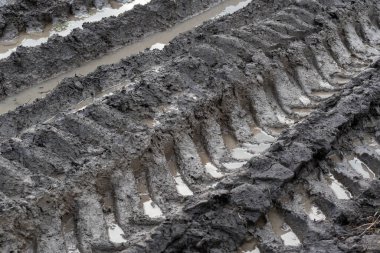Çamurda lastik izleri, kırsal çamurlu yol ayrıntıları, daha az seyahat edilmiş.