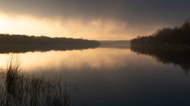 Sava nehri ve Motajica dağında dramatik bir günbatımı sisli - sakin kırsal alan