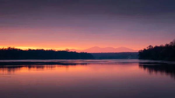 Dramatischer Sonnenuntergang Über Der Mit Berg Nebligen Schein Wunderschöne Naturlandschaft — Stockfoto