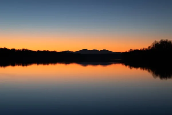 Landschaft Aus Bergsilhouette Und Wald Mit Symmetrischer Reflexion Flusswasser Vor — Stockfoto