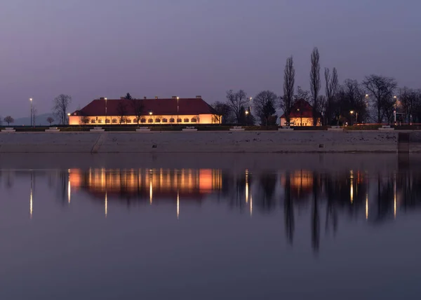 Slavonski Brod Daki Şehir Meclisi Nin Aydınlatılmış Binası Geceleyin Hırvatistan — Stok fotoğraf