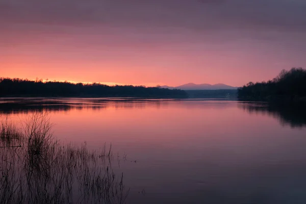 Dramatischer Sonnenuntergang Über Der Mit Berg Nebligen Schein Wunderschöne Naturlandschaft — Stockfoto