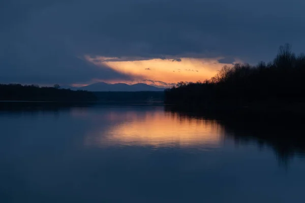 Paysage Rivière Sava Montagne Motajica Avec Des Nuages Sombres Crépuscule — Photo
