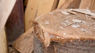 İnsan baltayla küçük tahta parçalarını ayırır ve keser.