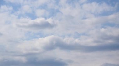 Zıt yönlerden geçen iki bulut tabakası kümülüs ve altokümülüs hızlandırılmış, atmosferde hava değişimi.