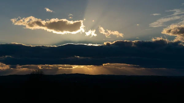 Panorama Rural Con Los Rayos Del Sol Saliendo Detrás Nube —  Fotos de Stock