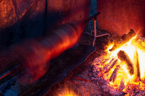 Whole Pig Spins Spit Next Fire Night Long Exposure Rotisserie — Stock Photo, Image