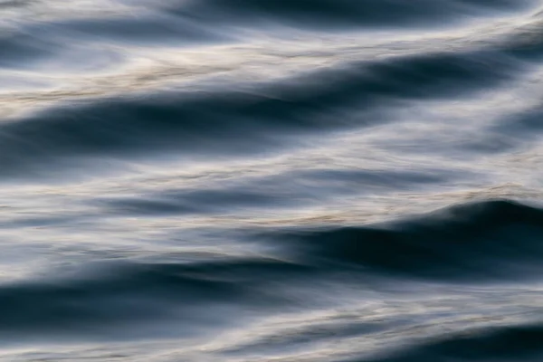 Vågig Vattenyta Närbild Abstrakt Landskap Med Vågor Rör Sig Diagonalt — Stockfoto