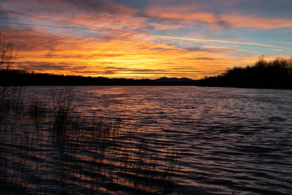 Landschaft Mit Sava Fluss Mit Welliger Wasseroberfläche Bei Wind Entfernte — Stockfoto