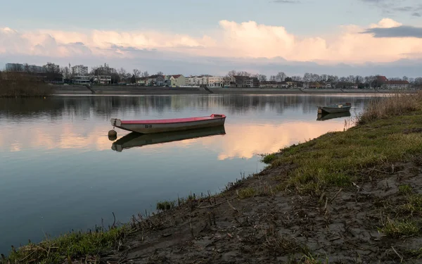 Hırvatistan Sava Nehri Slavonski Brod Kentinde Demirli Bir Tekne Diğer — Stok fotoğraf