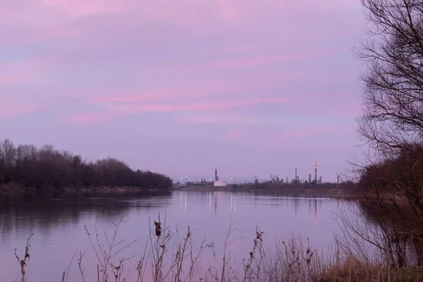 Gün Batımında Sava Nehrinin Kıyısında Mor Bulutlu Brod Petrol Rafinerisi — Stok fotoğraf