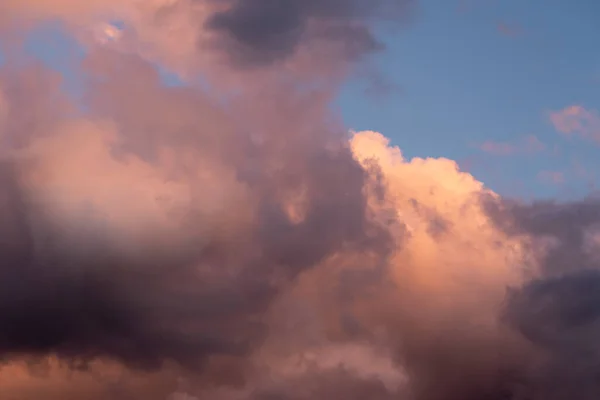 Nubes Coloridas Colores Naranja Púrpura Contra Cielo Azul Durante Puesta —  Fotos de Stock