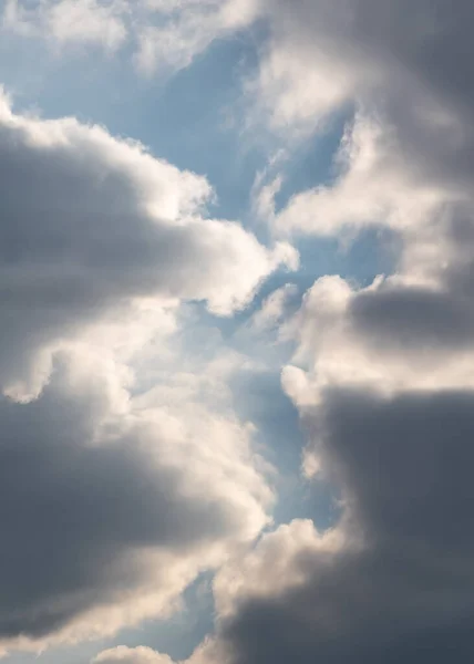 Dos Nubes Con Hueco Medio Concepto Libertad Espiritualidad —  Fotos de Stock