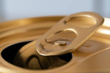 Açılmış gazoz kutusunun tepesini kapatın, sekmeyi çekin ya da sntntn