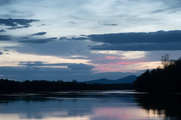 Landschaft Aus Fluss Und Gebirgssilhouette Der Abenddämmerung Sava Mit Bewaldetem — Stockfoto