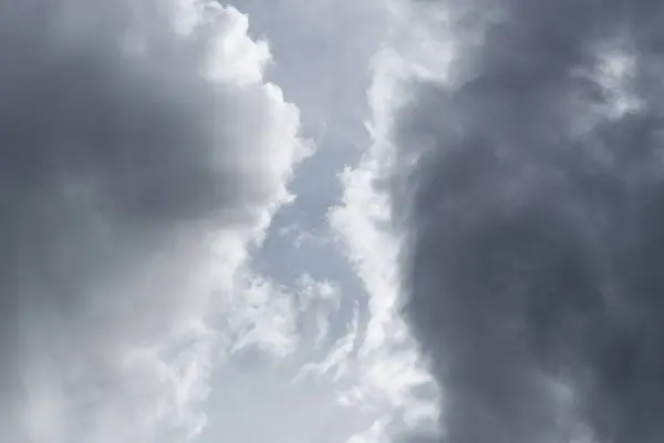 Dos Nubes Grises Pasando Entre Con Espacio Centro Borde Brillante —  Fotos de Stock