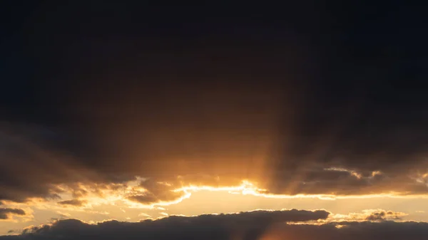 Rayos Sol Brillantes Saliendo Brecha Las Nubes Oscuras Atardecer Paisaje —  Fotos de Stock