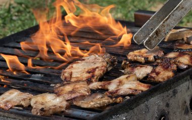 Et tutacağı ve yemek hazırlama ile barbeküde eti altüst etmek
