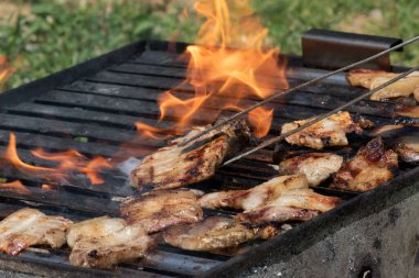 Et tutacağı ve yemek hazırlama ile barbeküde eti altüst etmek