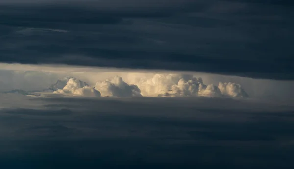 Helle Sonnenbeschienene Wolke Sichtbar Durch Öffnung Dunklen Wolken Abstrakte Landschaft — Stockfoto