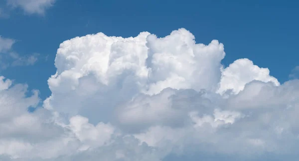 Awan Cumulonimbus Melawan Langit Biru Menutup Pengembangan Awan — Stok Foto