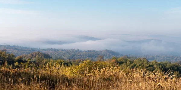 Desbordamiento Niebla Matutina Sobre Colina Otoño Panorama Del Paisaje Rural —  Fotos de Stock