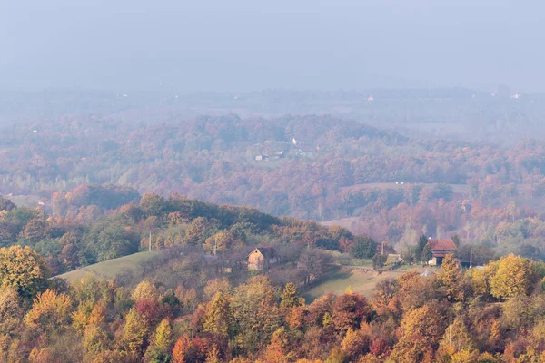 Dorpshuizen Heuvel Omgeven Door Weelderig Bos Herfstkleuren Verre Heuvels Vervagen — Stockfoto