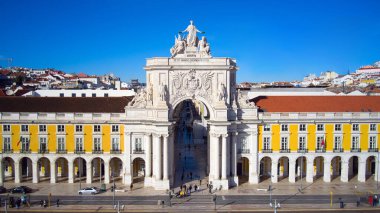 Portekiz, Lizbon 'daki Ticaret Meydanı' ndan Augusta Sokağı Kemeri 'nin insansız hava aracı görüntüsü. Mavi gökyüzüyle güneşli bir gün.