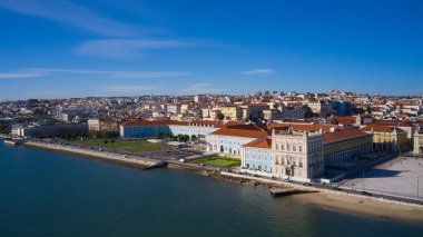 Portekiz, Lizbon 'daki Ticaret Meydanı' ndan Augusta Sokağı Kemeri 'nin insansız hava aracı görüntüsü. Mavi gökyüzüyle güneşli bir gün.