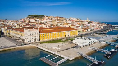 Portekiz, Lizbon 'daki Ticaret Meydanı' ndan Augusta Sokağı Kemeri 'nin insansız hava aracı görüntüsü. Mavi gökyüzüyle güneşli bir gün.