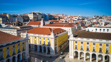 Ticaret Meydanı ve Lizbon Belediye Meclisi (Belediye Binası) üzerinde hava aracı görüntüsü)