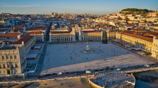 Portekiz, Lizbon 'daki Ticaret Meydanı' ndan Augusta Sokağı Kemeri 'nin insansız hava aracı görüntüsü. Plaza 'daki Noel ağacı. Kış batımı.